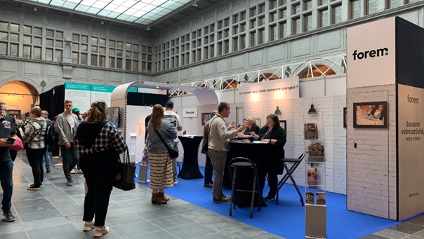 Personnes devant un stand