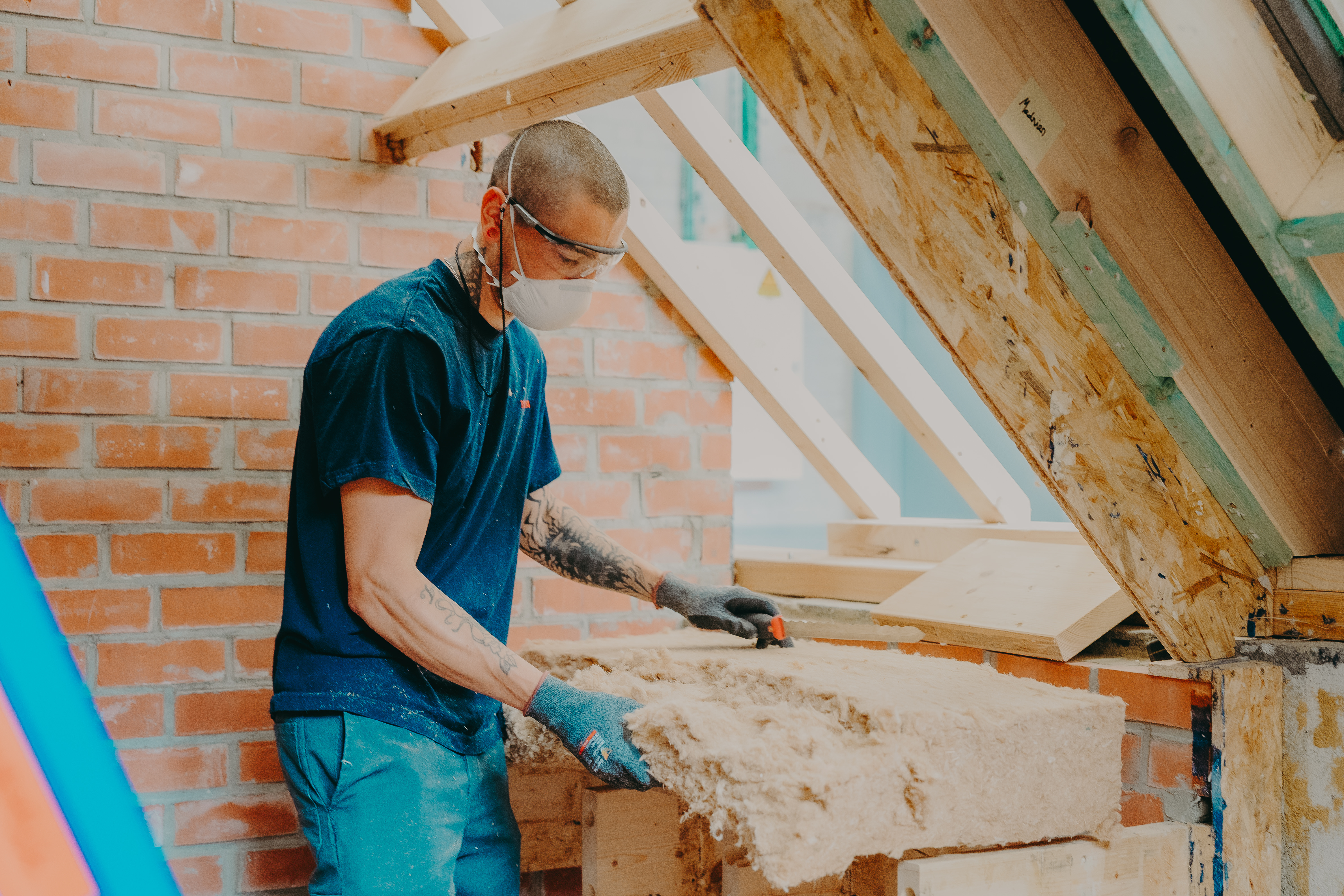 homme isolant un toit